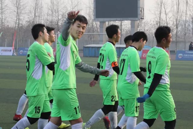 詹姆斯22+9关键时刻连得7分 湖人灭热火止连败